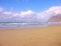 Am Famara Strand auf Lanzarote kann auch FKK gebadet werden